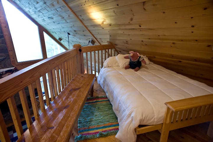 شقة علوية للنوم بسرير كامل/مزدوج. تتسع لنوم شخصين