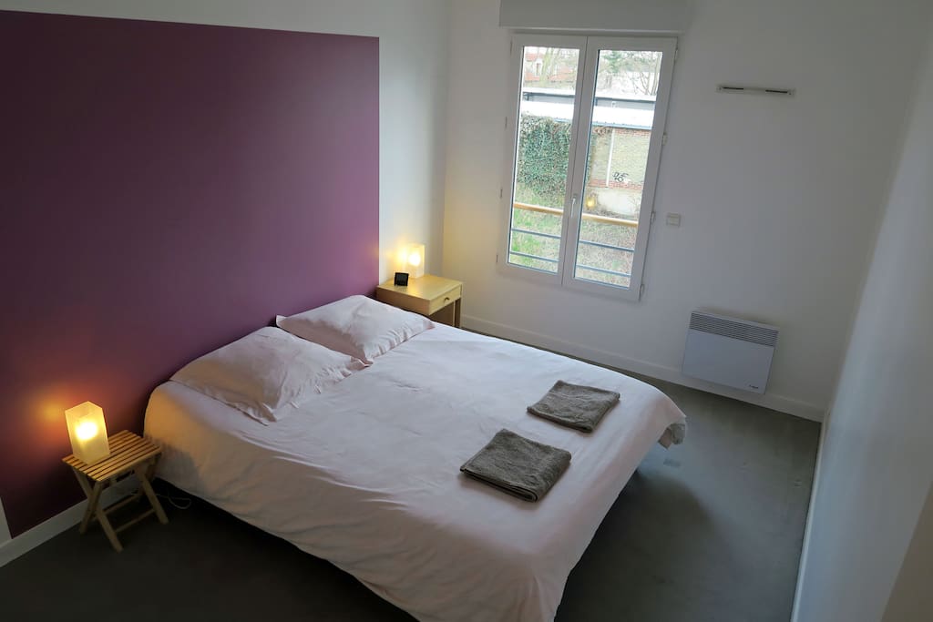Chambre spacieuse et grand lit 200x160 - Spacious room and double bed