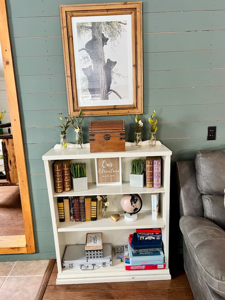 الكتب ولوازم الرسم/التلوين وألعاب الطاولة لجميع الأعمار.