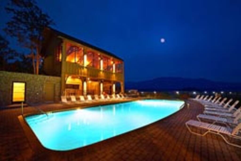 Howling Wolf-Resort