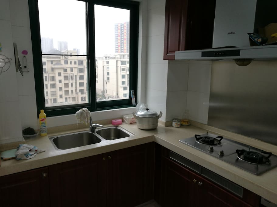 厨房面积约10平米,带全套餐具和冰箱