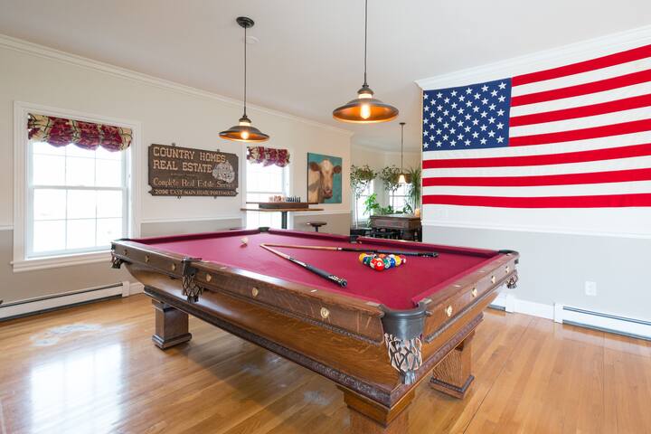 Stately Victorian Near Beaches/Newport. 12 beds gallery image 4