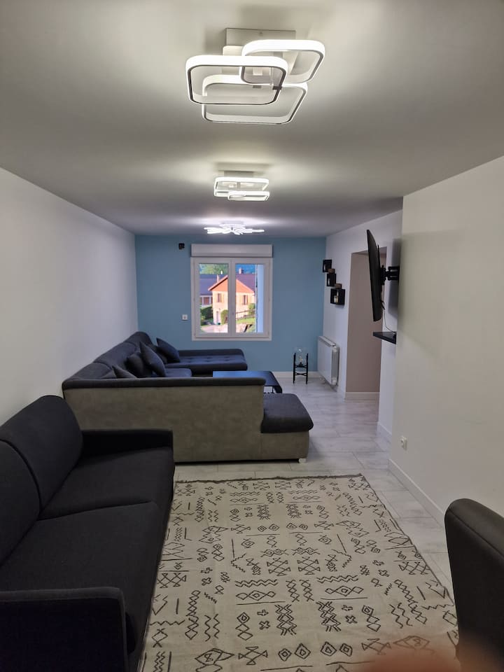 Gran sala de estar con un sofá panorámico y un sofá cama de 2 plazas