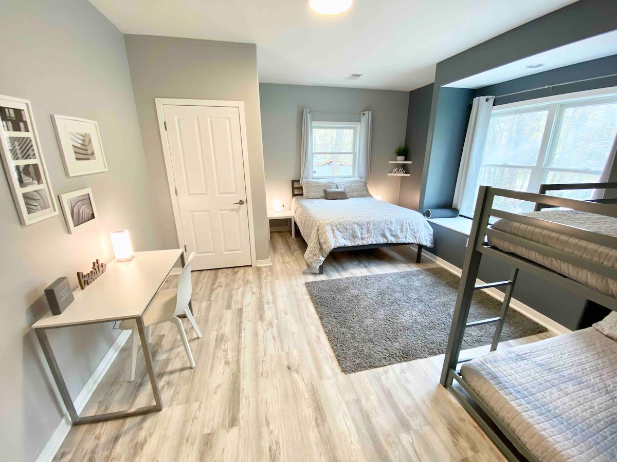 ห้องนอน #4 ชั้นล่างเตียงควีนไซส์และเตียงสองชั้นพร้อมที่นอนเต็มรูปแบบ ขีดจำกัดน้ำหนักสูงสุดบนเตียงสองชั้นรวม 250 ปอนด์ ห้องพักสามารถนอนได้ 6 คน 