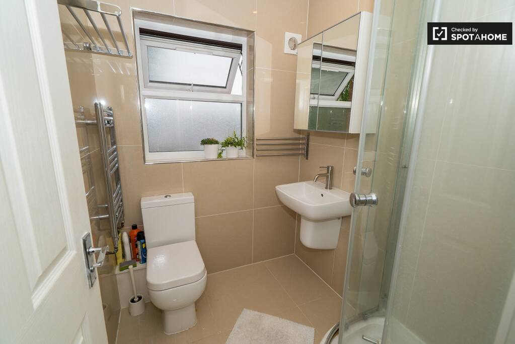 共享的浴室 shared shower room