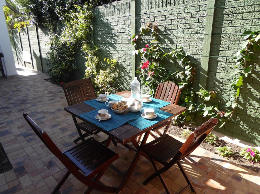 Table & chairs for outdoor dining in the private courtyard with access to the BBQ & swimming pool