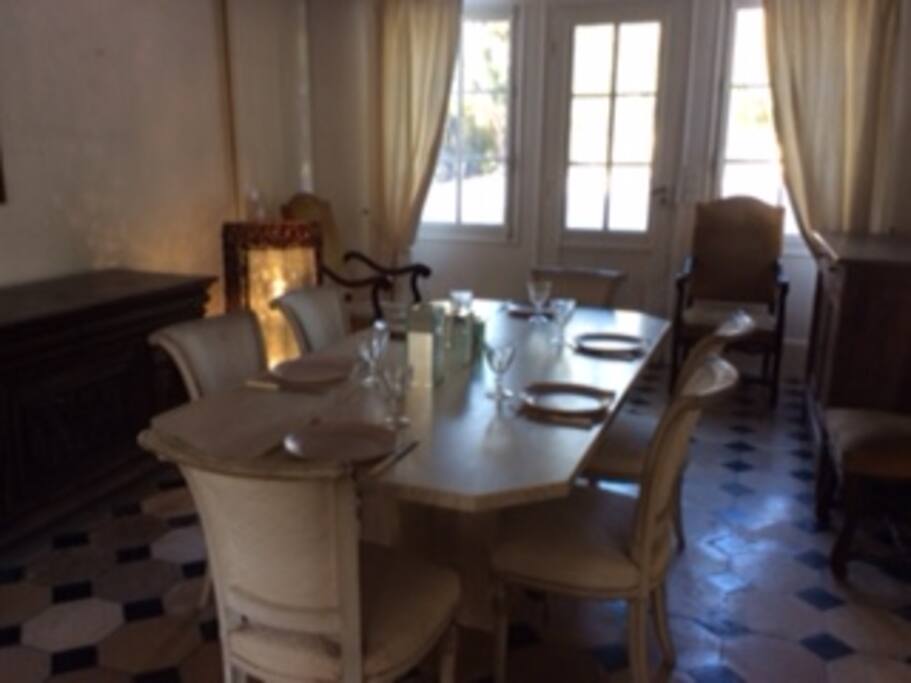 une agréable salle à manger