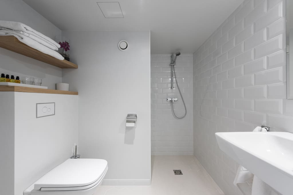 You’ll find shampoo, soap and fresh towels in your modern bathroom