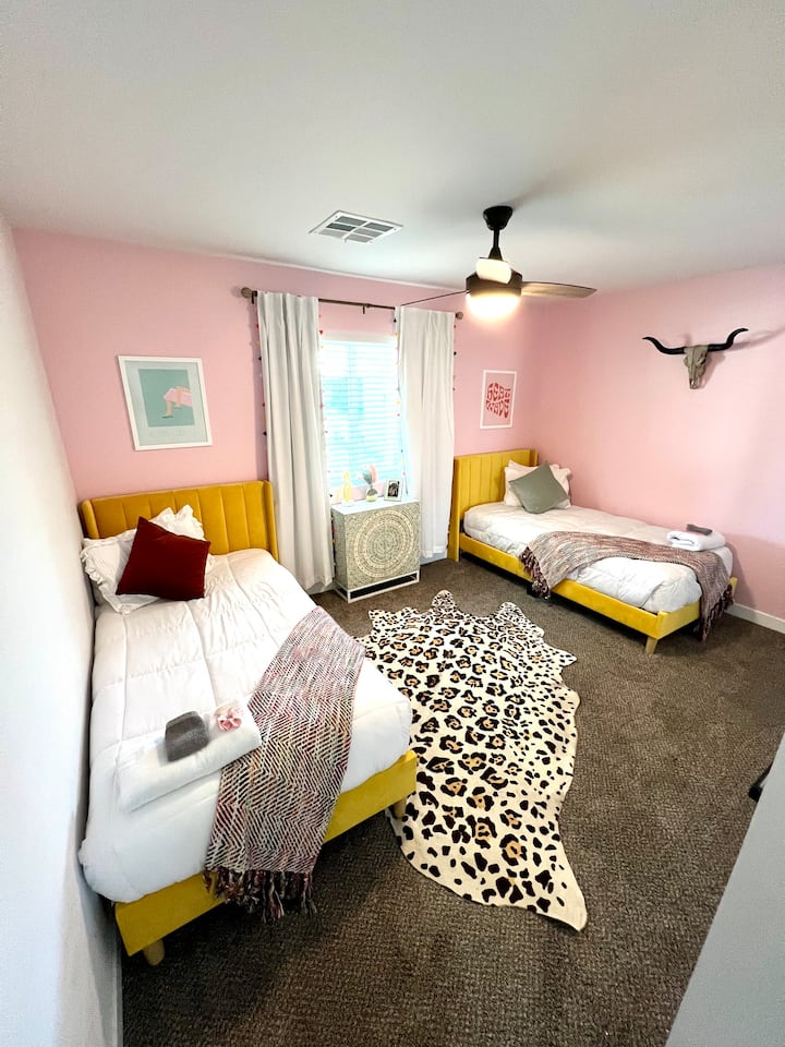 La chambre à deux lits! Avec deux lits simples, elle est parfaite pour bavarder tard le soir ou simplement passer du temps en famille!