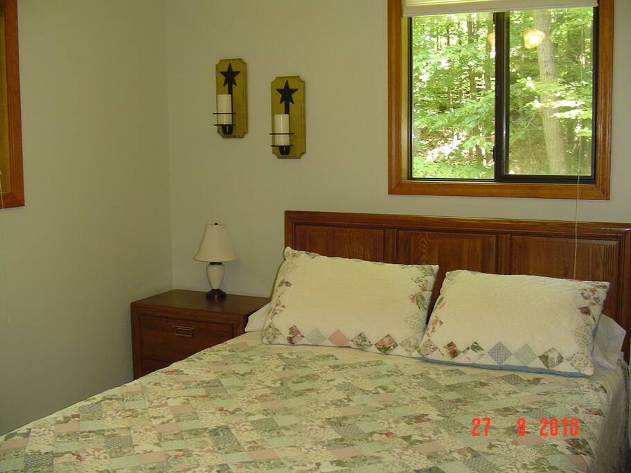 QUEEN BED