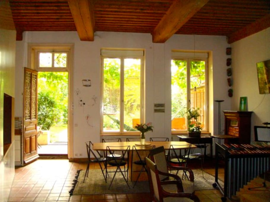 Vu sur la jardin depuis la grande pièce a vivre