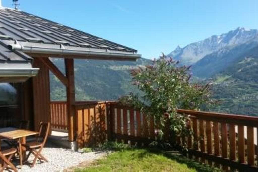 vue partiel du chalet terrasse Ouest (au fond le massif de Bellecote et la pointe de L Aliet