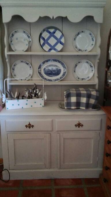 Fully kitted with all kitchen essentials and some fun extras to add to the ambiance.