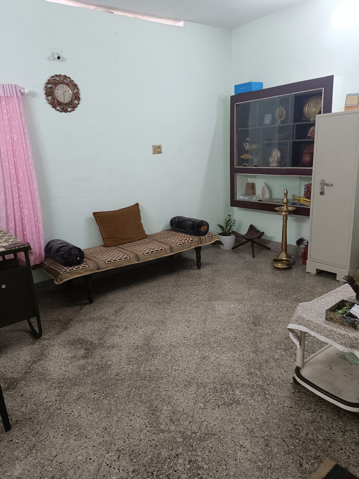 Prostrani dnevni boravak s Dewan krevetićem i jastucima za opuštanje.

Zračni hladnjak može se premjestiti na bilo koji unutarnji prostor.

Osigurana je rezervna snaga kako bi se zadovoljili svi rijetki slučajevi prekida, s 600VA inverterom i 150Ah kombinacijom baterija.

Jio broadband 30mbps