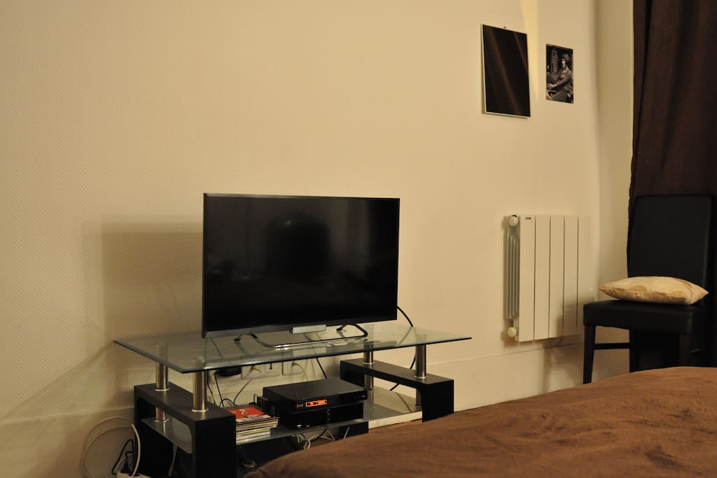 TV, lecteur BlueRay et de nombreux DVDs