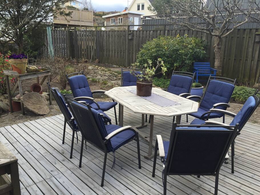 Underbar uteplats med sol fram till kväll.