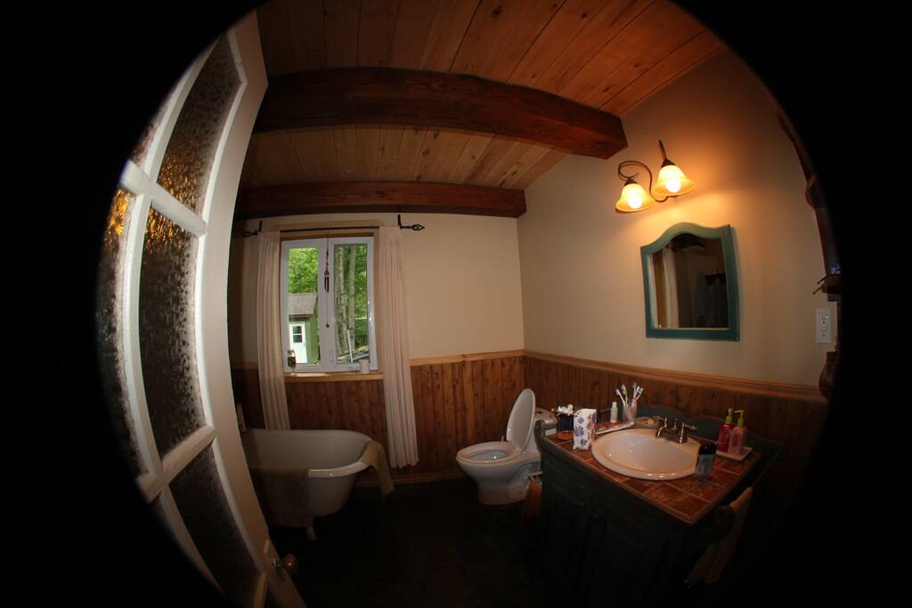 Salle de bain avec douche