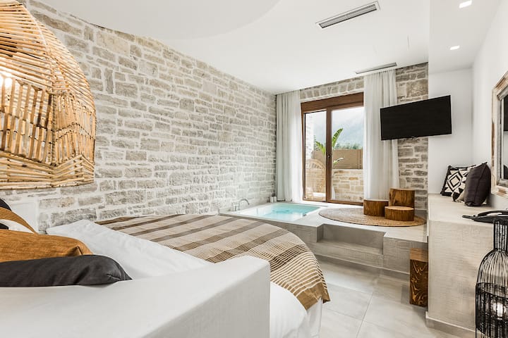 Dormitori principal a la planta baixa amb televisor d'alta definició de 45"i bany privat.