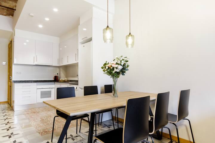 Laze in a Chic Apartment in Vila de Gracia gallery image 5