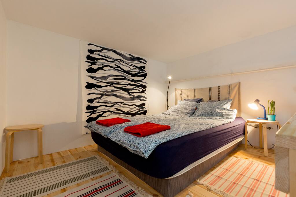the bedroom above the living room - yes, we provide towels