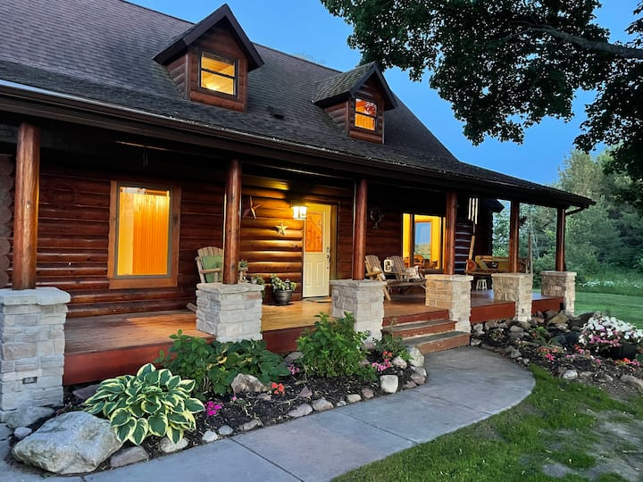 Custom Log Home - Hot Tub, Sauna, King Bed, AC