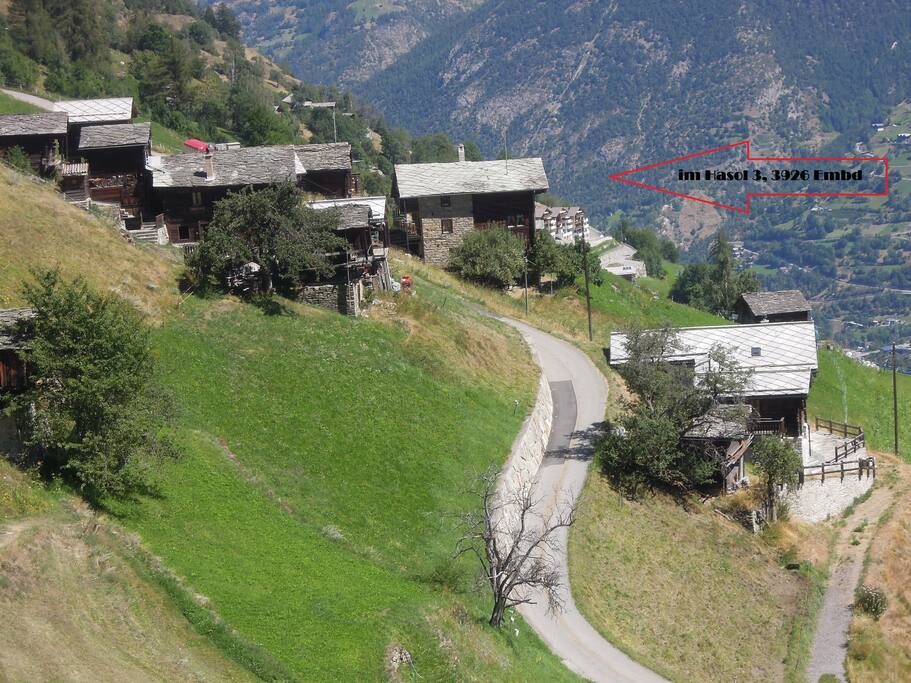 Ferienhausansicht von der Luftseilbahn Embd/ Schalb gesehen.