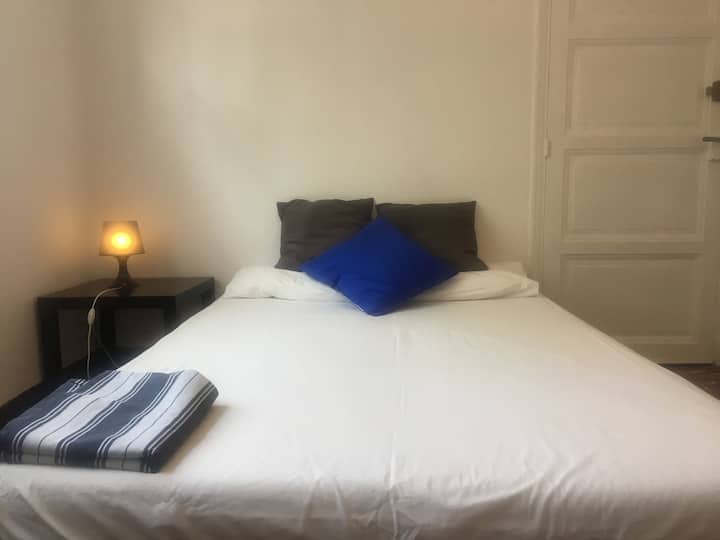 舒适的双人床。
 