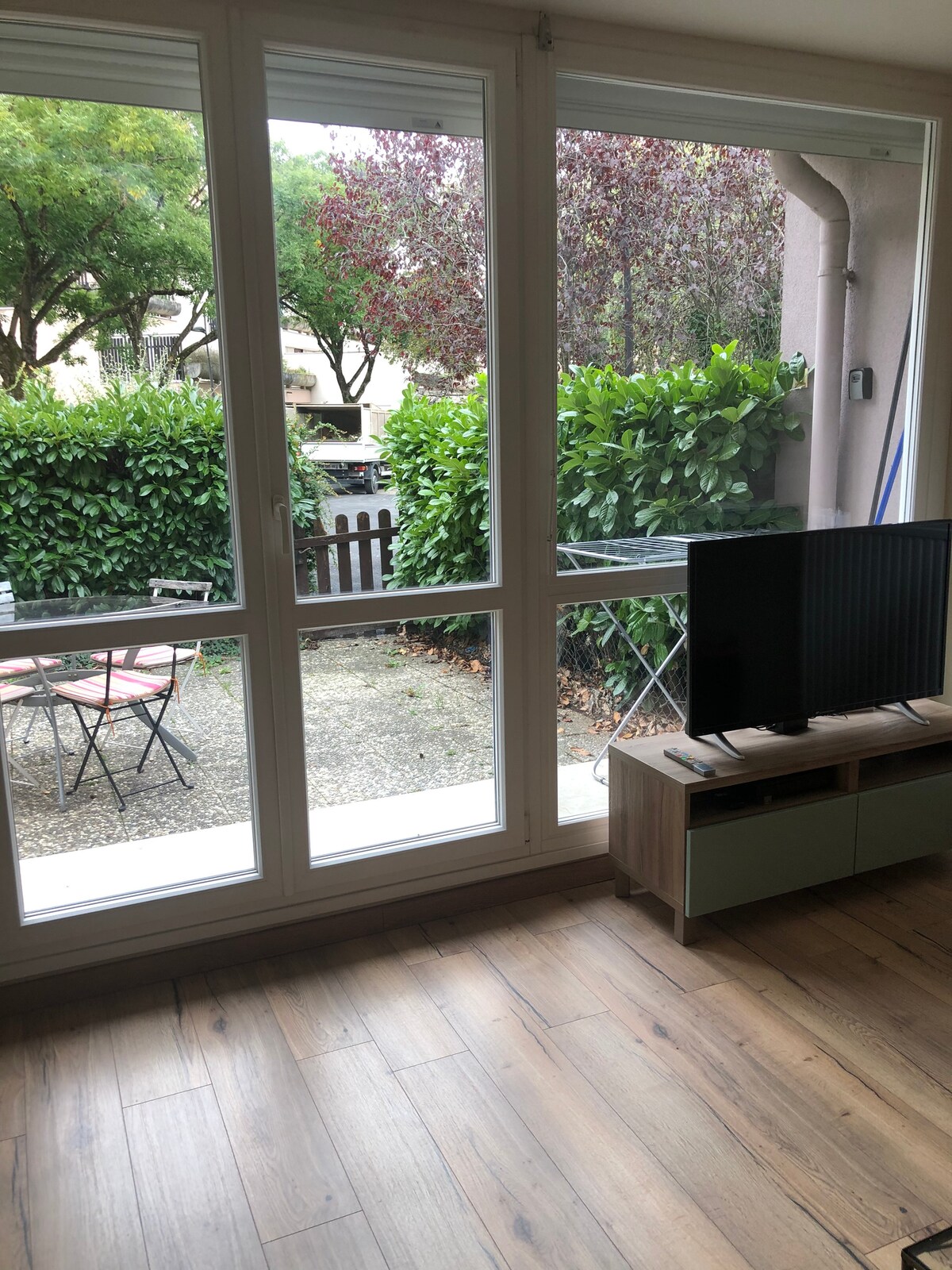 Prístup na veľkú terasu cez obývaciu izbu.