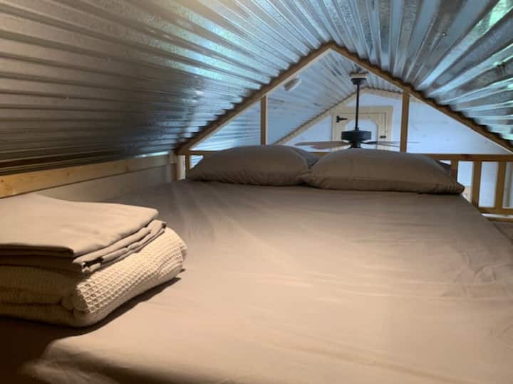 มูนไชน์เคบินลอฟท์พร้อมที่นอนควีนไซส์