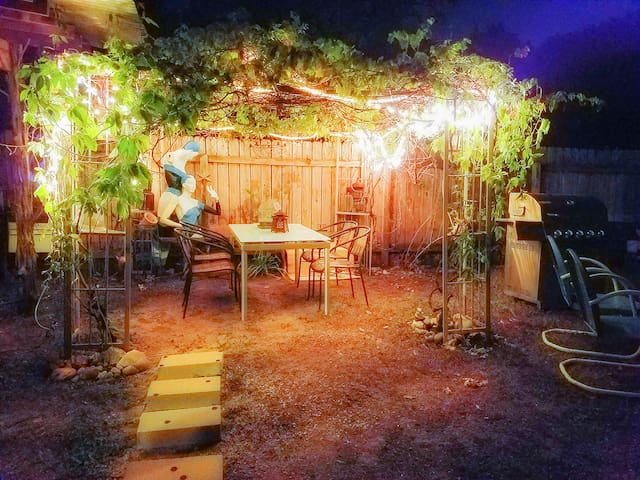 The Coffey Grounds Cabin with NO Cleaning Fees