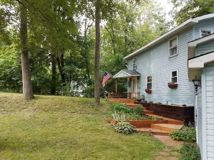 Charming and Cozy Vacation Home Houses for Rent in Coloma, Michigan
