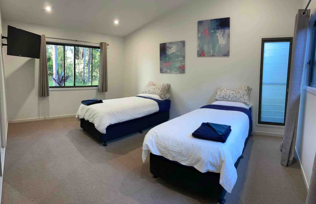 การกำหนดค่าเตียงเดี่ยวขนาดคิงไซส์ 2 หลังและยังสามารถเป็นเตียงขนาดคิงไซส์ 