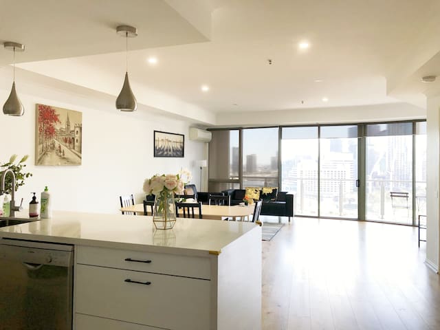 RiverView NYE Fireworks 3BR2Bath2Car Wi-Fi Crown