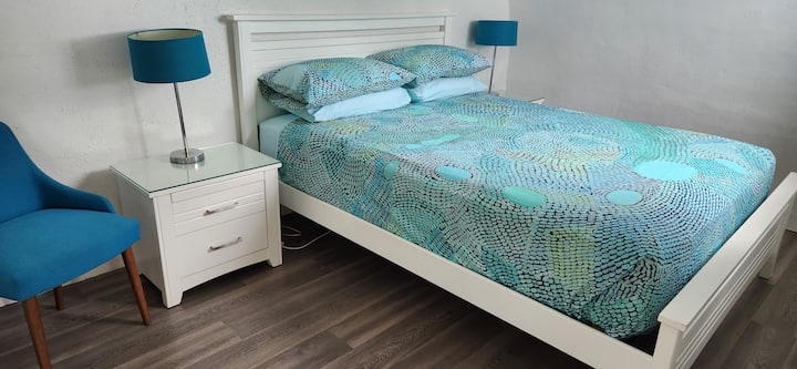 غرفة نوم مع خزانة ملابس مبنية.