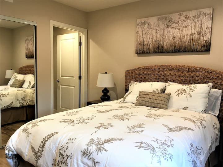 Hermosa suite principal en la planta baja con cama tamaño queen y baño privado.