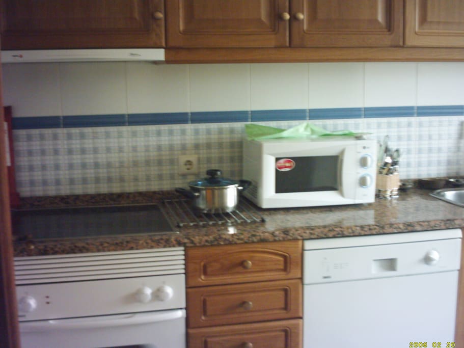 Full size separate kitchen,oven,hob,microwave,washer,fridge freezer