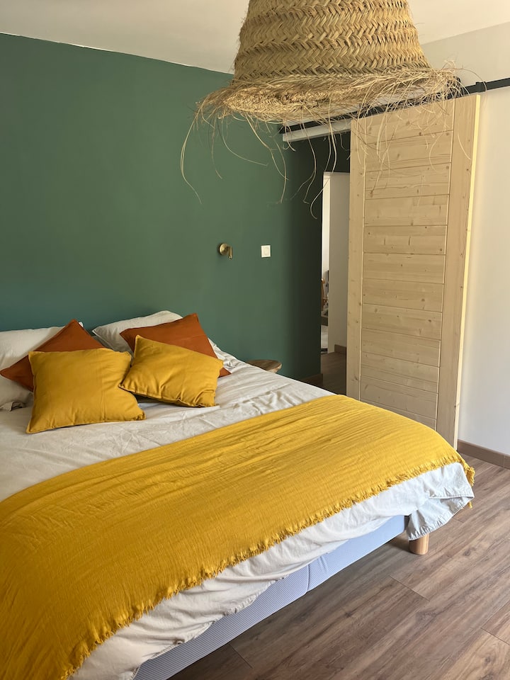 卧室双人床160。
电视+空调 