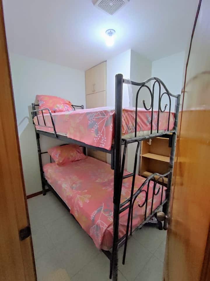 No tiene aire acondicionado es un dormitorio pequeño 