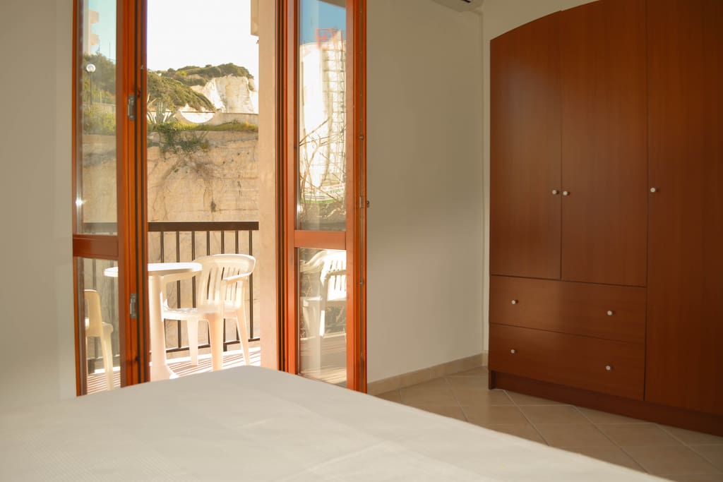 Stanza da letto matrimoniale con bagno en-suite e balcone