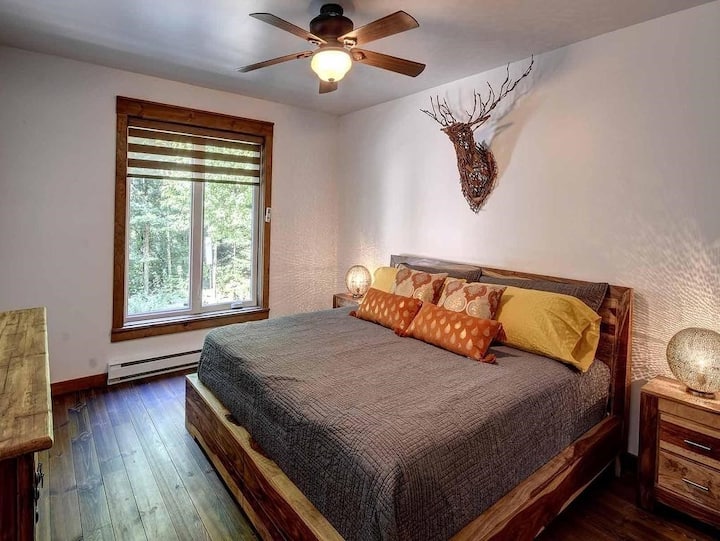 Master-Kingsize-Doppelbett mit begehbarem Kleiderschrank