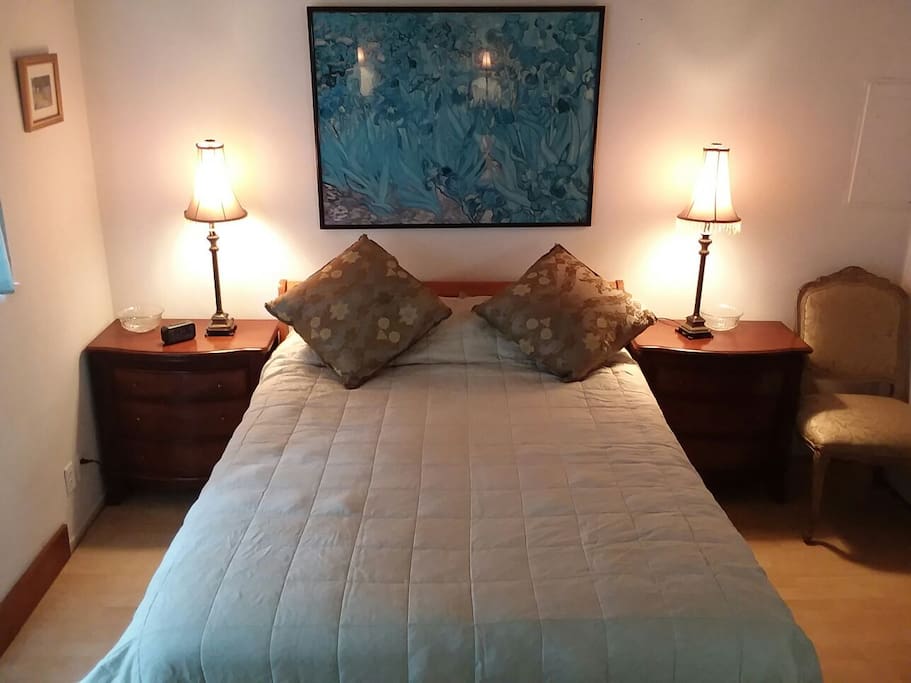 1 queen size bed, thinner comforter in TENCEN LYOCELL cover for not cold weather, all 100%-cotton bedding sheets. 大床, 薄被、套天丝棉被套, 全纯棉床单。