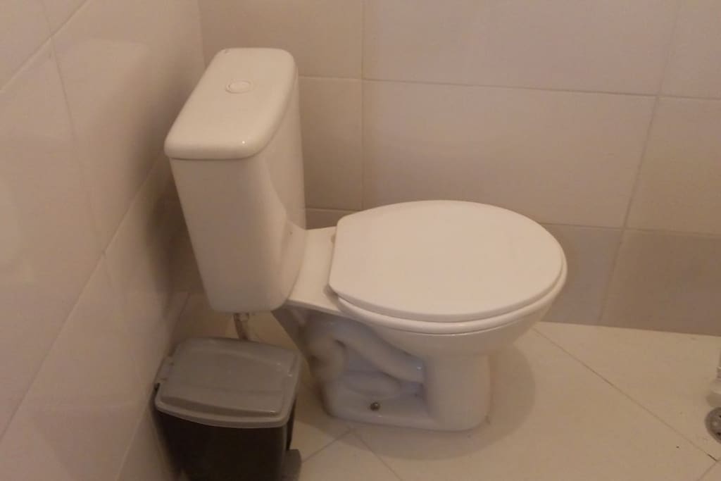 Banheiro... Dentro do quarto... Uso somente para o hóspede...