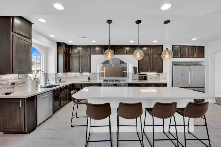 50% OFF Monthly | 5 bed 4.5 bath | Pet – Friendly gallery image 2