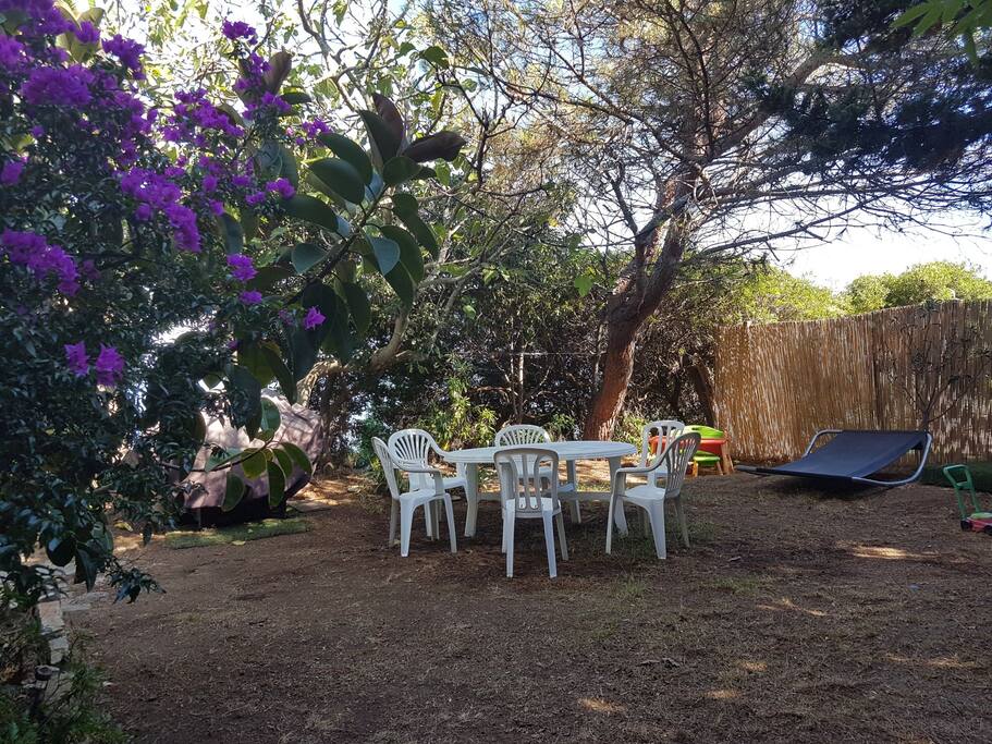 jardin privé pour les repas ,transats pour la sieste....