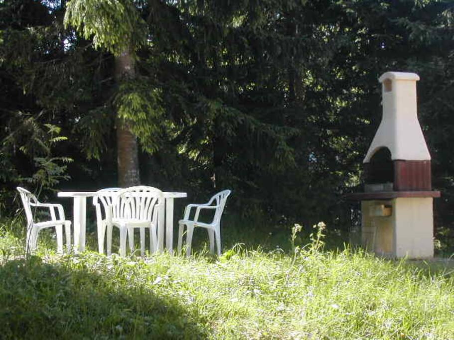 En été, un coin tranquille derrière la maison