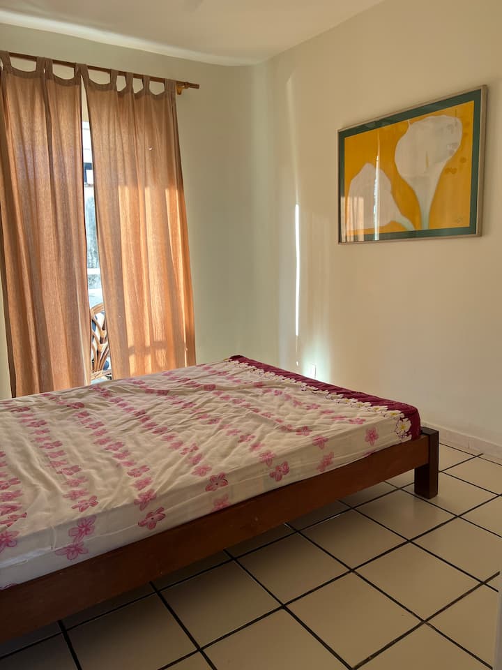 Chumba cha kulala mara mbili chenye kitanda cha ukubwa wa Queen, kinachoangalia roshani 