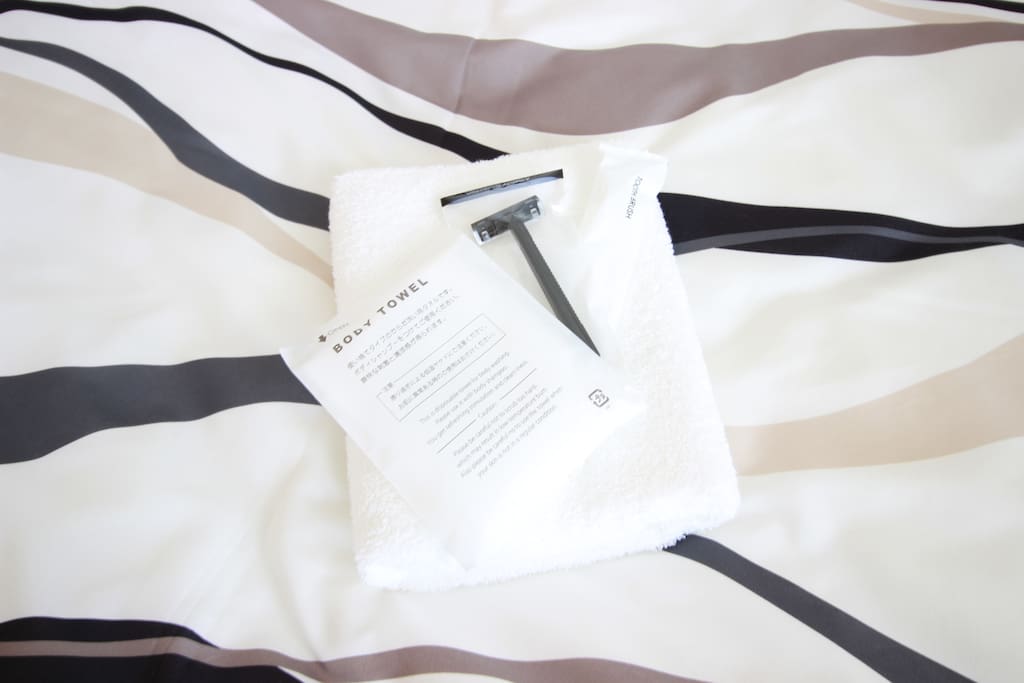 【Amenities】Hair dryer, towels, toothbrush, toothpaste, razor and hangers