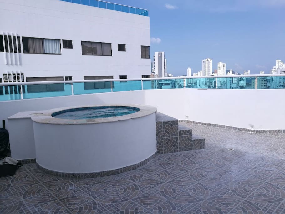 Jacuzzi en la terraza del apartamento
