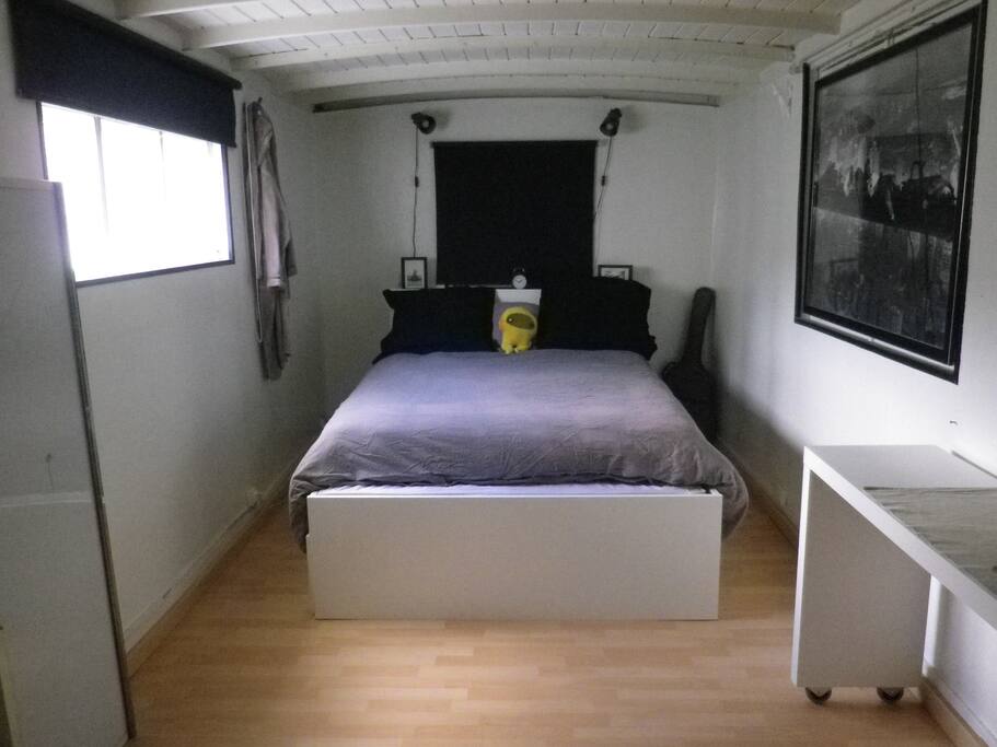 un ancien wagon transformé en chambre, pour rêver de voyage...