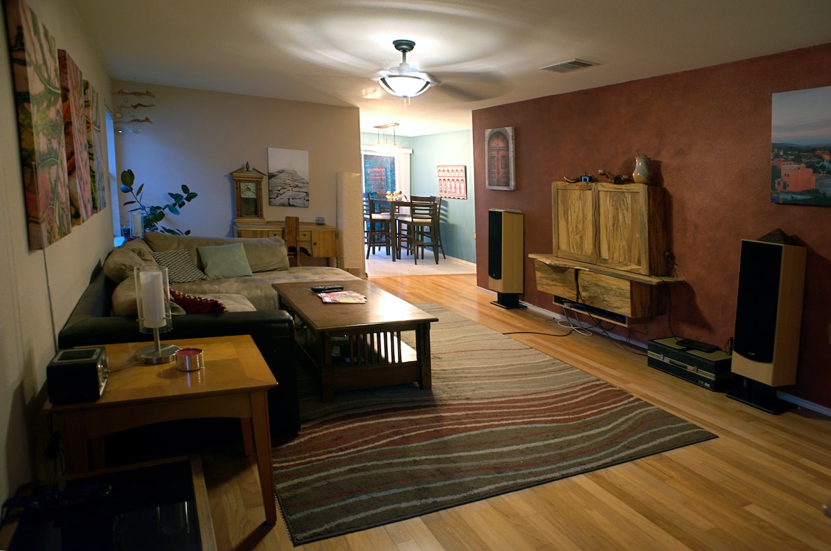Comfortable room, 10 minutes to downtown!